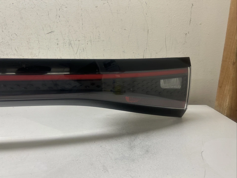 Luz trasera central LED 2021-2024 Volkswagen ID.4 usada OEM 11K.945.094.A Foto 4 de 4