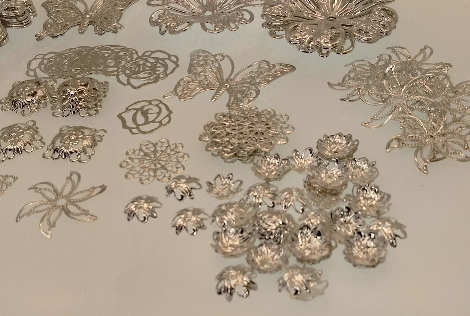 Lote de 90 piezas estampados hallazgos de filigrana enchapados en plata-leer descripción detallada  Foto 3 de 4