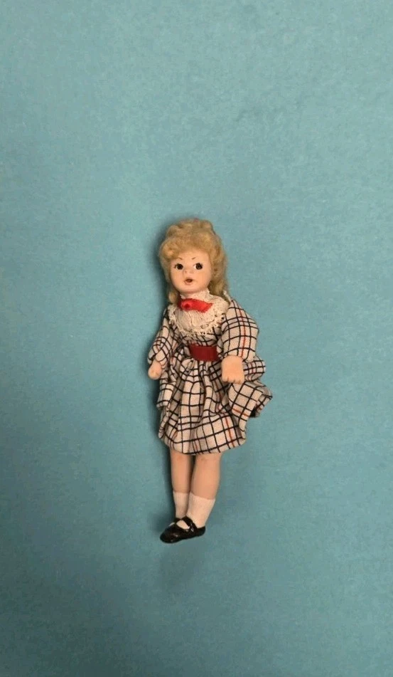 Casa de muñecas miniatura porcelana niña muñeca artesanal hecha a mano - ¡Súper linda! Foto 2 de 4