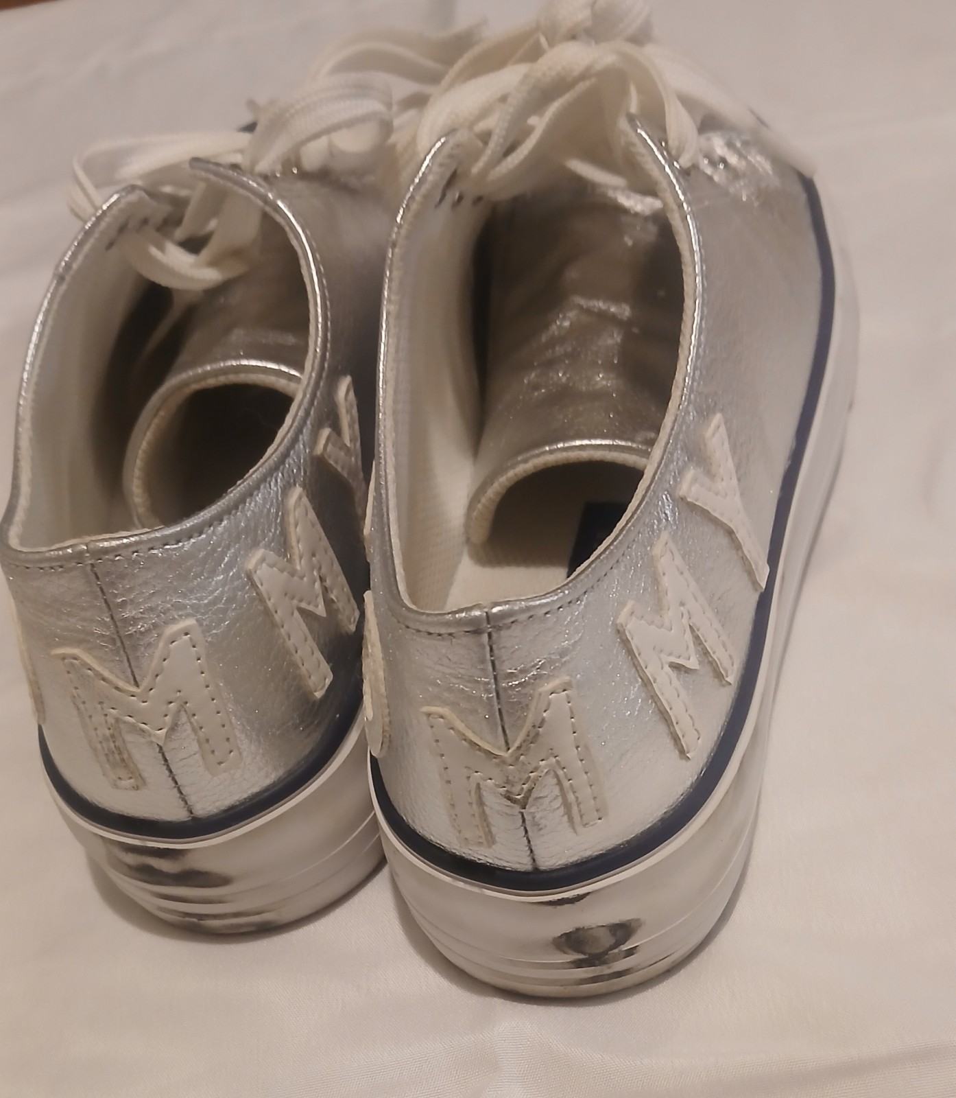 Tommy Hilfiger women shoes Size 7 Silver On The Shoe With White Laces thumbnail 5