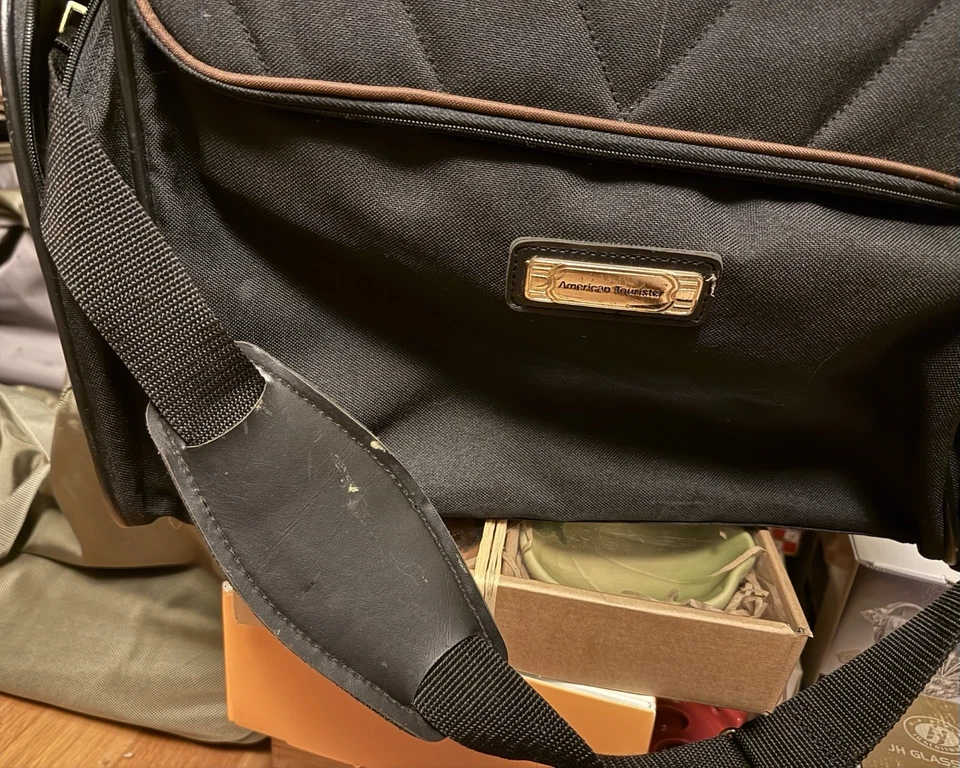 Estojo de beleza American Tourister feito em Taiwan preto usado, algumas marcas - Imagem 3 de 4