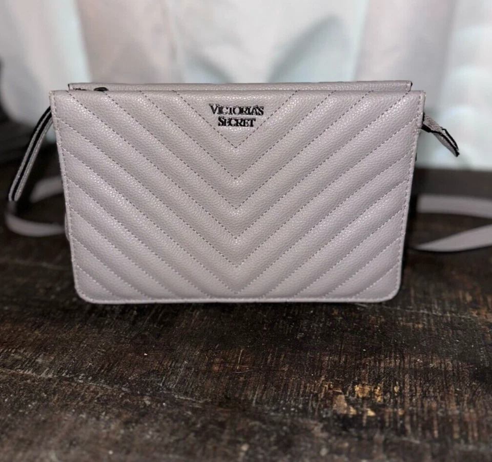 Bolsa tiracolo Victorias Secret cinza Chevron acolchoada em V cravejada - Imagem 2 de 4
