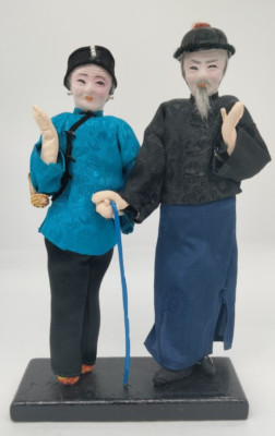 Vintage Puppe älter asiatischer Mann und Frau hält Hände Seide Gesicht und Kleidung