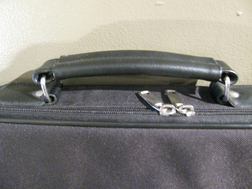 Dicota Base XX Briefcase Messenger Bag All Around Zipper. Cushioned High Quality - Image 3 of 4