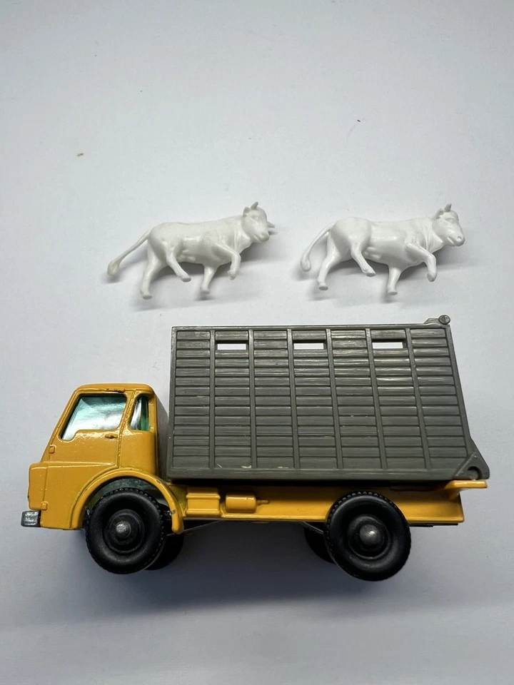 MATCHBOX LESNEY 37 DODGE CATTLE TRUCK VINTAGE 1966 DIECAST with Cattle VGC  - Image 3 of 4