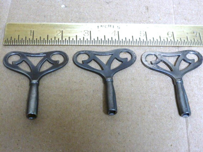 3 gute alte Bügel-Mantel-Wanduhr Stahlschlüssel (B)