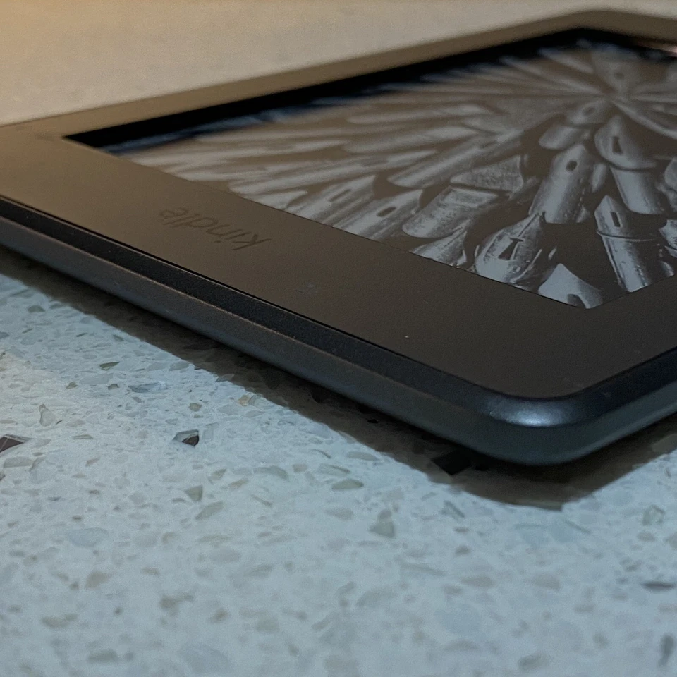 Amazon Kindle Touch Graphite D01200 4th Generation  #321 - Image 4 of 4