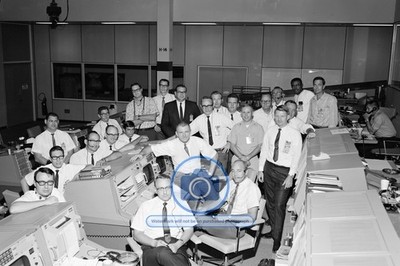 APOLLO 7 MISSION CONTROL FLIGHT SUPPORT TEAMS DECEMBER 1968 4X6 POSTCARD PHOTO