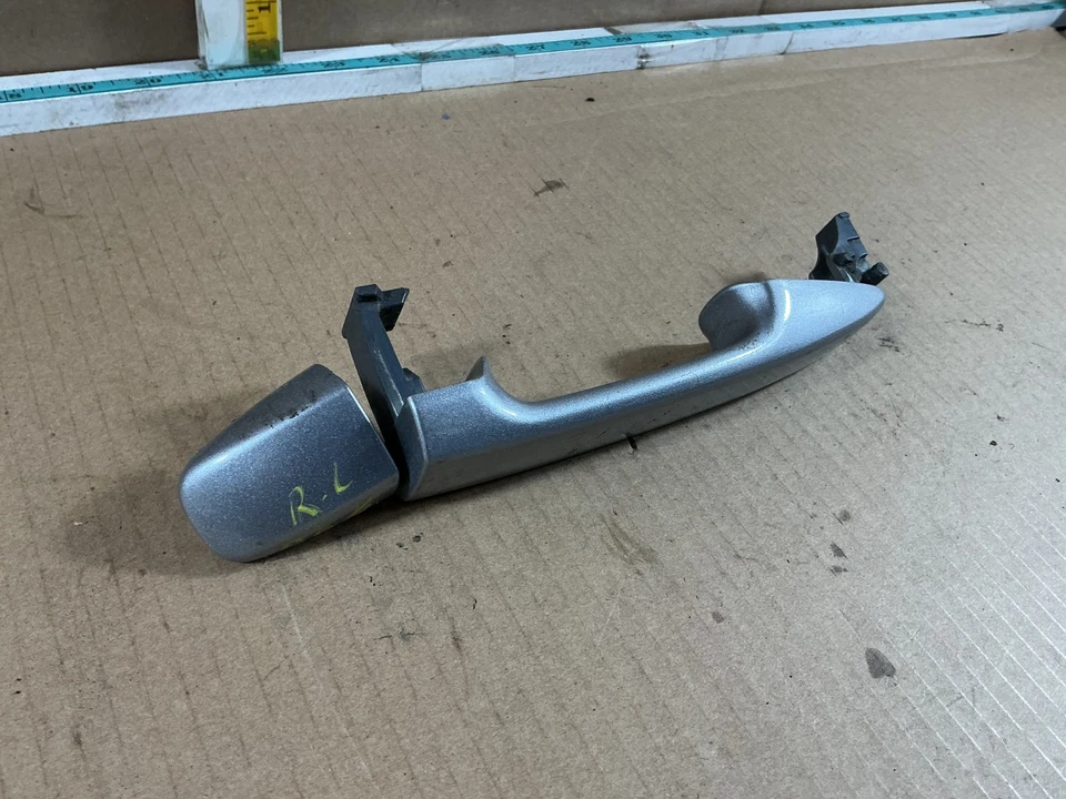 Manija de puerta exterior trasera izquierda lado del conductor Toyota Sienna 2011-2020 OEM Foto 2 de 4