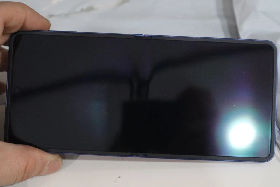 Samsung Galaxy Z Flip 7 - 256 GB - Sombra Azul (Desbloqueado) #20090 Foto 2 de 4