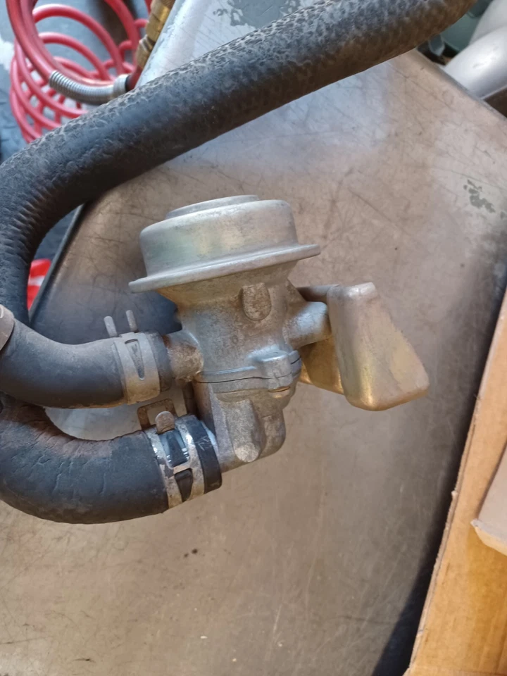 Válvula de conmutación de vacío Toyota Land Cruiser FJ80 1991-1992 3FE 25710-61031  Foto 3 de 4