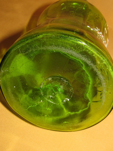 Carafe ancienne en verre soufflé vert à décor floral émaillé - Photo 4 sur 6