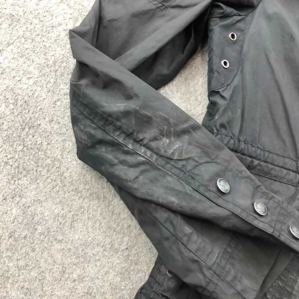 Chaqueta cortavientos informal utilitaria con capucha cremallera completa negra mediana Cole Haan para mujer* Foto 4 de 4