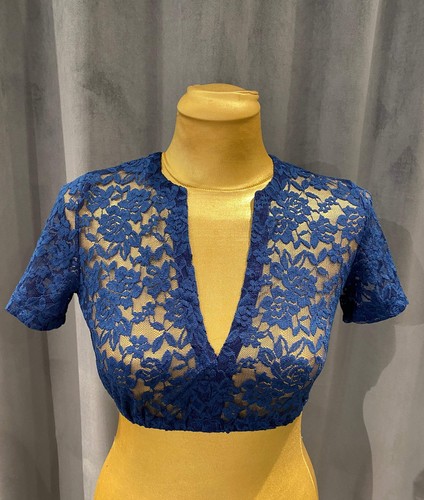 Camicia Dirndl in pizzo punto oro blu con scollo a V - Foto 3 di 14