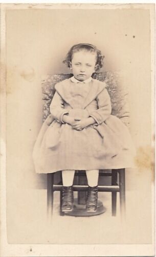 CDV fillette assise anonyme young girl robe coiffure mobilier studio enfant  - Imagen 1 de 2