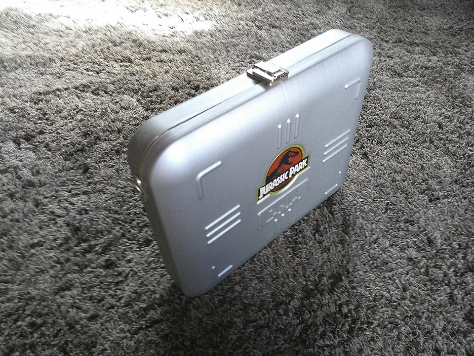 Jurassic Park - DNA Koffer - Deluxe VHS Set - Uhr Poster Map ID Card - Alles Neu - Bild 2 von 4