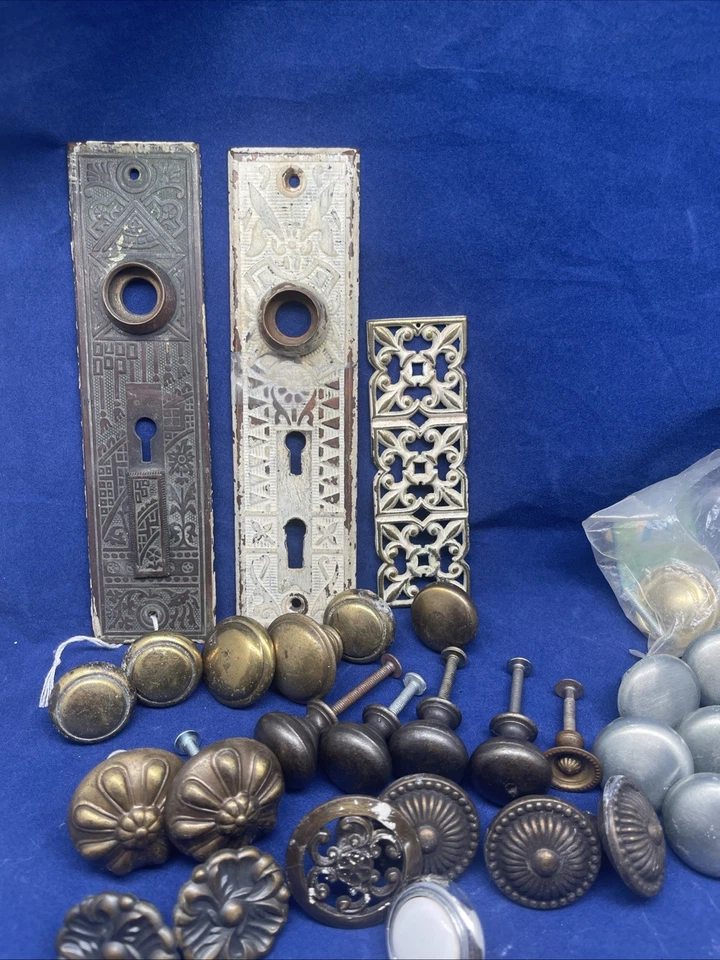 Lot Of 33 Pieces Vintage Brass Cabinet Drawers Dresser Knobs Antique Door Plates - Image 2 of 4