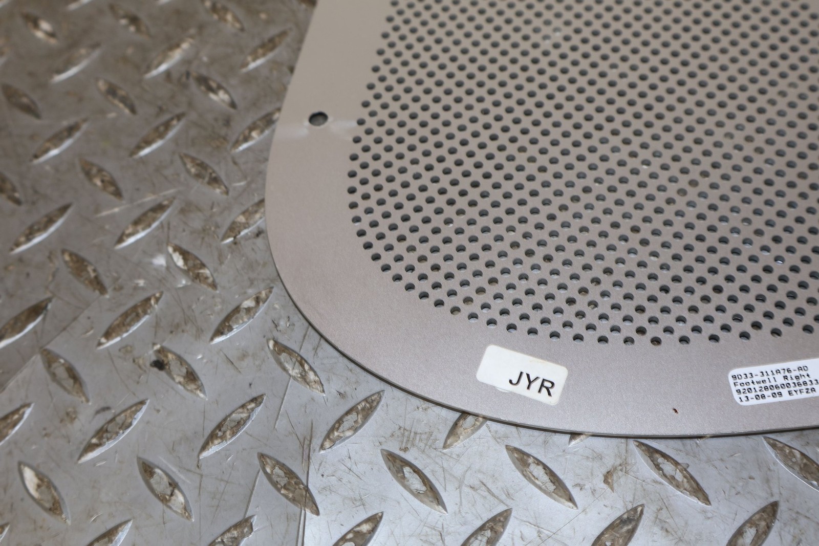 2010 Aston Martin V8 Vantage Right Console Mounted Speaker Grille 9D33-311A76-AD
