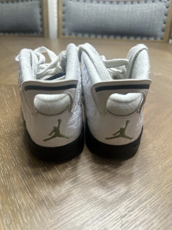 Zapatillas retro Jordan 6 usadas para niños talla 10C en diseño de cocodrilo blanco y negro Foto 4 de 4