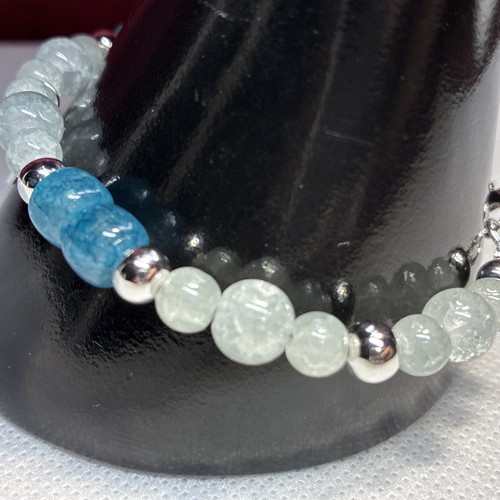 Handwerkliches silberfarbenes Armband mit blauen und weißen Perlen und silberfarbenem Herz - Bild 4 von 8
