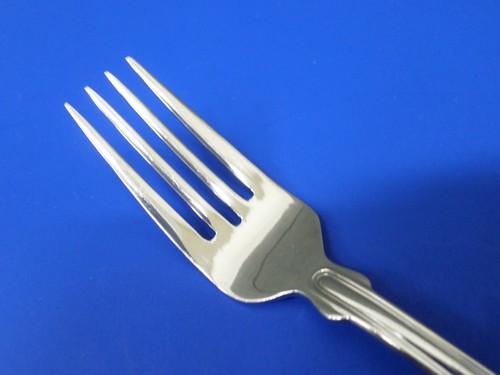 12 Reed & Barton COLONIAL SHELL II Glossy Stainless Flatware 7 1/8" SALAD FORKS - Picture 6 of 7