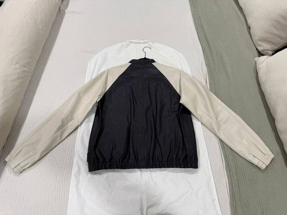 Chaqueta de carreras universitaria Coach grande de cuero azul marino/hueso para mujer Foto 2 de 4