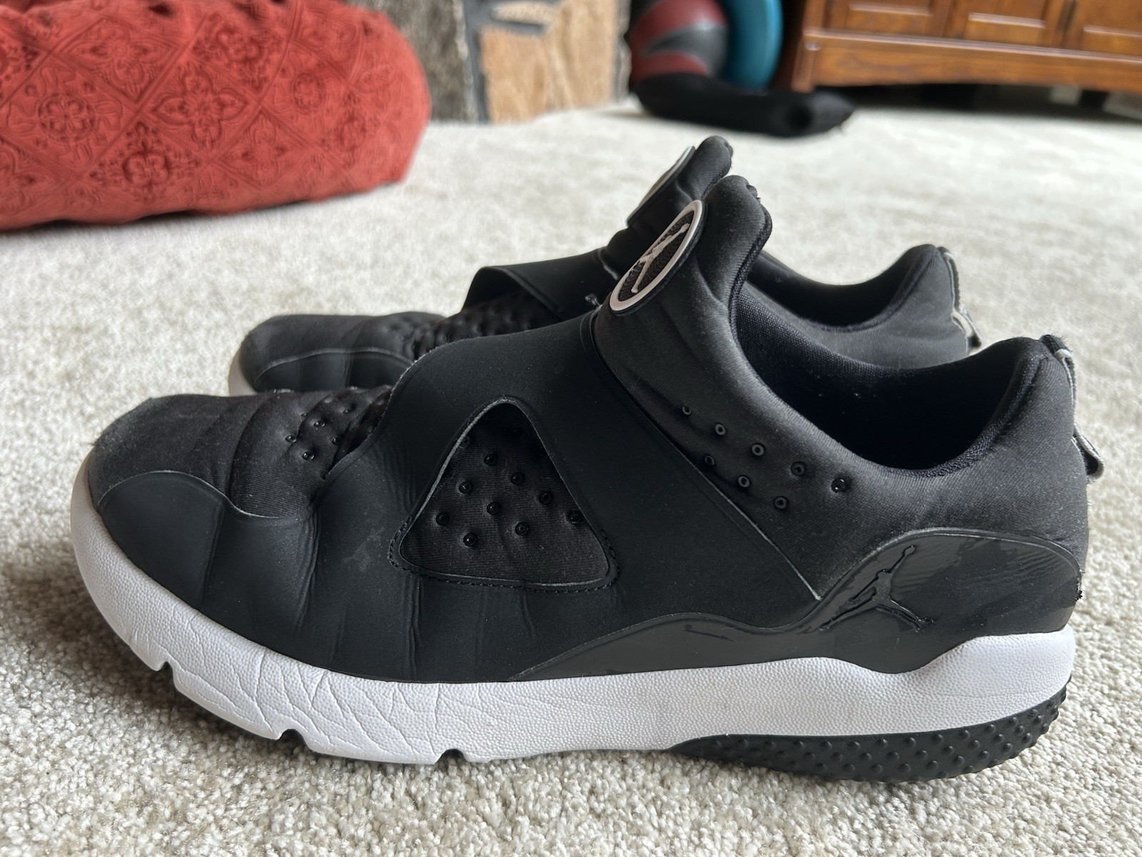 SAOLA Jordan Trainer Essential taglia 9 5 MAI INDOSSATO FUORI