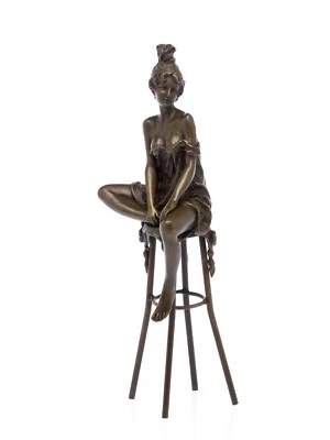 AUBAHO Scultura vita - donna su sgabello - posa aperta - stile antico - bronzo