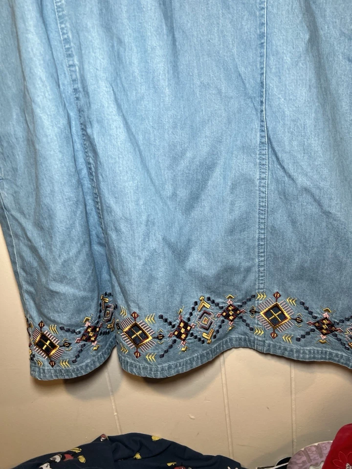 Vestido Sahalie Chambray Denim Bordado con Bolsillos Foto 2 de 4