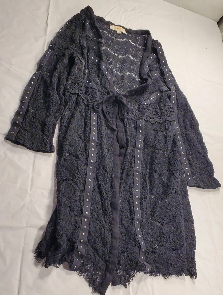 Cardigã Rebellion Girls PRETO CRAVEJADO DE RENDA CAMURÇA SINTÉTICA ESPANADOR Tamanho Pequeno  - Imagem 2 de 4