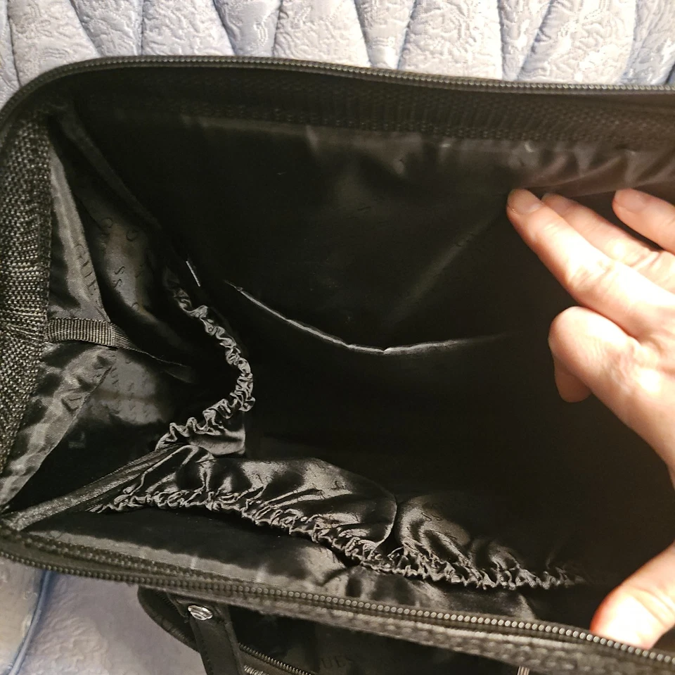 Bolso de pañales Guess Designer Lottie mochila grande gris oscuro y negro Foto 4 de 4