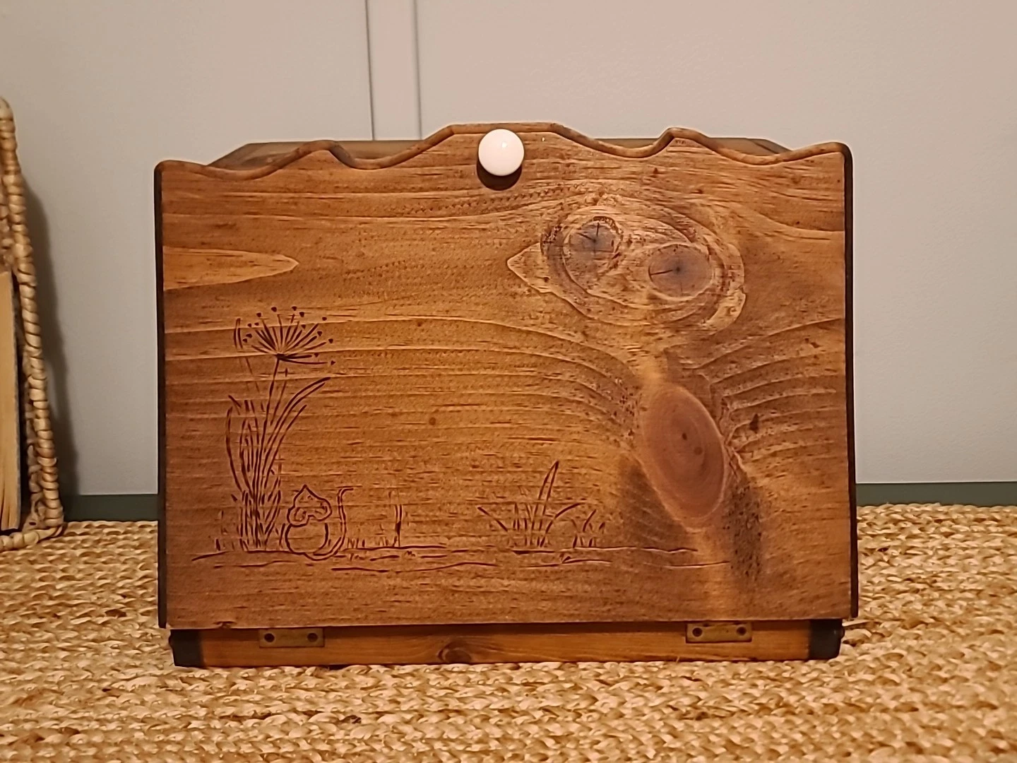 Vintage MCM 70s Wood Bread Box Little Mice Art Large 11x15x12 Cottage Core Grany
Opens in a new wind