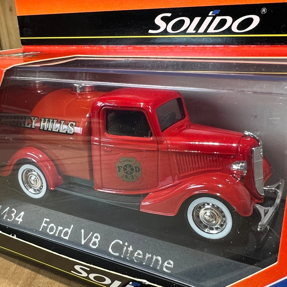 Solido 4434 Ford V8 Citerne Water Tank Firetruck Beverly Hills Red 1:43 Diecast - Image 3 of 4