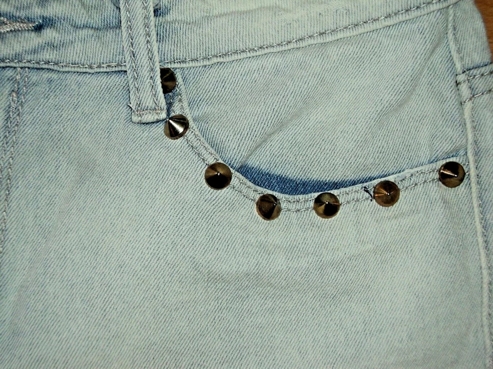 PANTALONES CORTOS DE MEZCLILLA JEAN DE ENCAJE Y TACHUELAS VIOLONCHELO ¡TAN LINDOS! M 5-7 JR o MUJER 4/6 EN MUY BUENA CONDICIÓN Foto 4 de 4