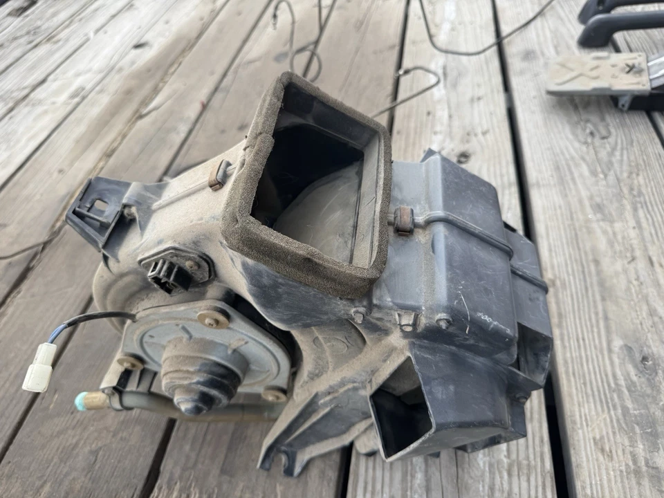 1979/1983 Toyota Pickup Heater Core And Blower Motor Assembly OEM Used - Image 2 of 3