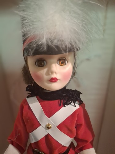 Effanbee "Parade Of the Wooden Soldiers" Female British SOLDIER DOLL, NIB, Tags - Picture 5 of 14