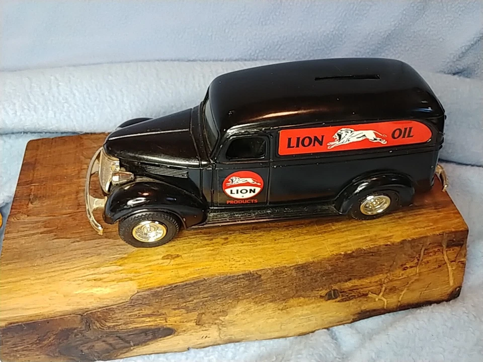 ¡Venta de mi propiedad! Banco de camión Chevy 1938 Lion Oil panel metal 1:43 sin enchufe Foto 2 de 4