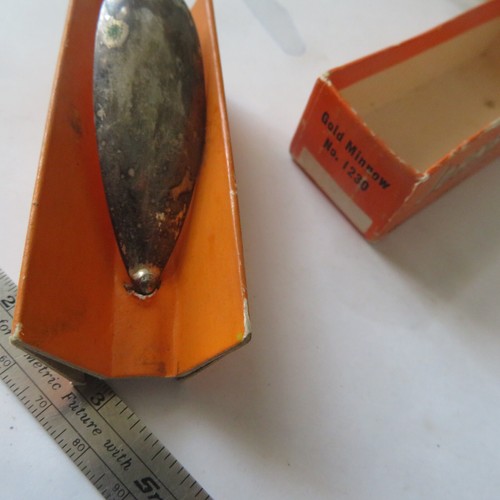 FISHING LURE JOHNSON 2½" SILVER MINNOW SPOON IN A NO. 1210 BOX - 第 2/3 張圖片