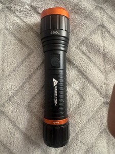 Confezione 2 Torce LED Ozark Trail 2000 Lumen Ricaricabili Con Batteria 5000 MAh
