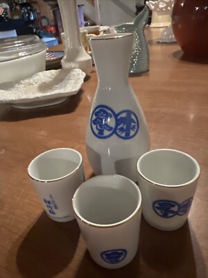 Asian Porcelain Sho Chik Vintage sake set with 4 Pieces made in Japan