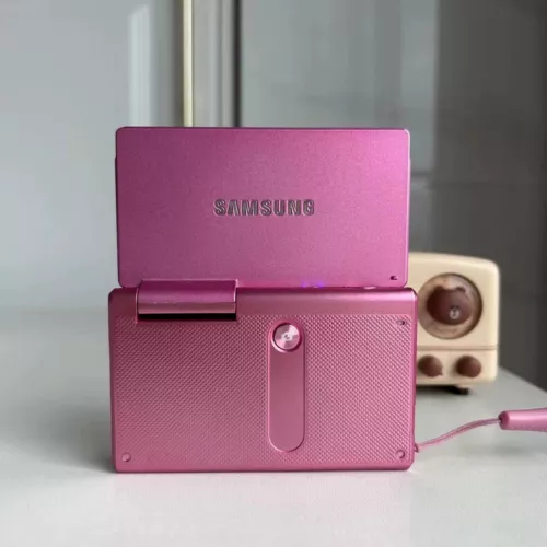 Samsung MV800 Digital Camera Flip-out Vlog 5X Optical Zoom 16.1MP Touchscreen - Picture 2 of 8