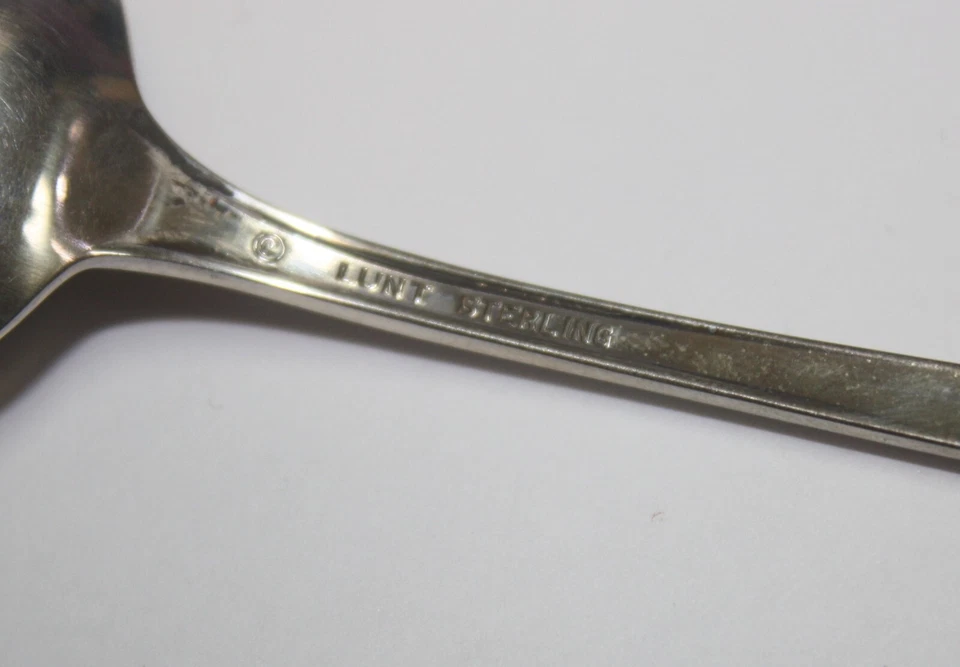 Cucharadita de plata de ley con tema colonial Lunt 6" Foto 3 de 3