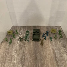 Unbranded Lot Of 16 Army Men, Jeep And 2 Cannons Vintage