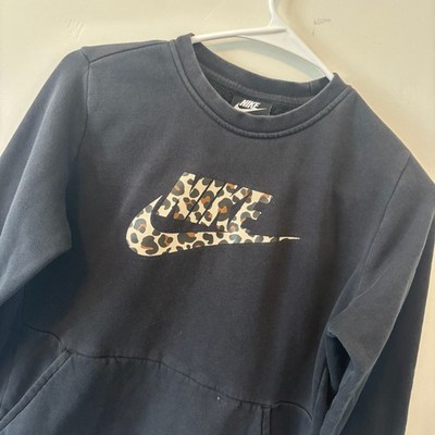 Nike Girl s Standard Fit Leopard Print Logo Crewneck Sweatshirt XL