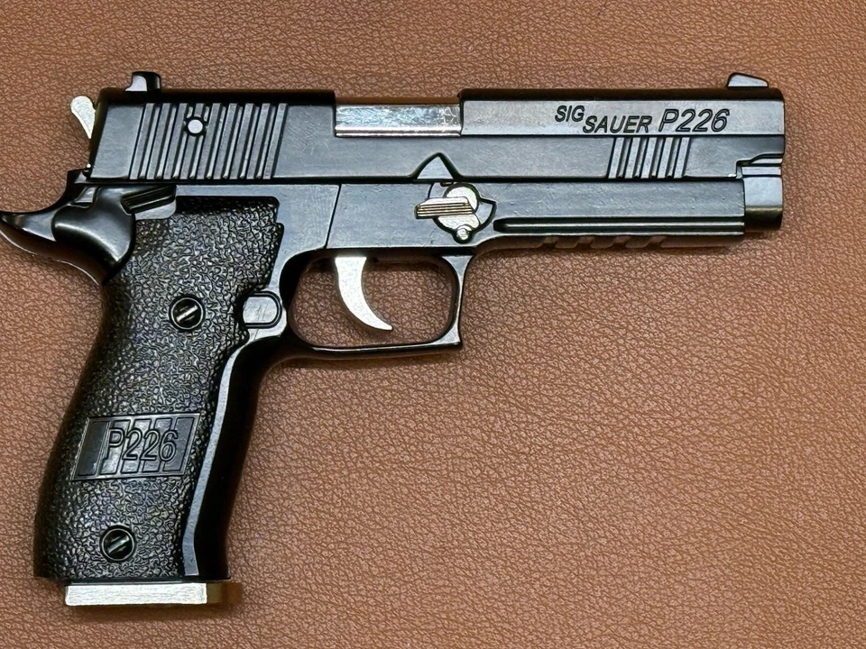 Pistola de juguete expulsadora ALEACIÓN Army Sig Sauer P226 calidad de metal 1:2 uno de cada 4 colores Foto 3 de 4