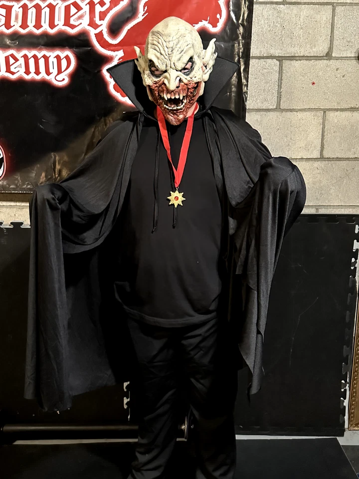 MASCARILLA VAMPIRO CAPA CUELLO COMPLETO HALLOWEEN COSTO JUEGO DISFRAZ TALLA ÚNICA PARA LA MAYORÍA Foto 4 de 4