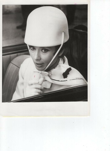 Audrey Hepburn in white hat How To 
