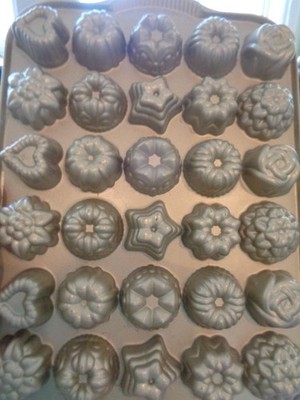 Nordic Ware Bundt Teacakes & Candies Pan Makes 30