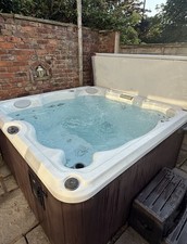 Jacuzzi J-235 Hot Tub