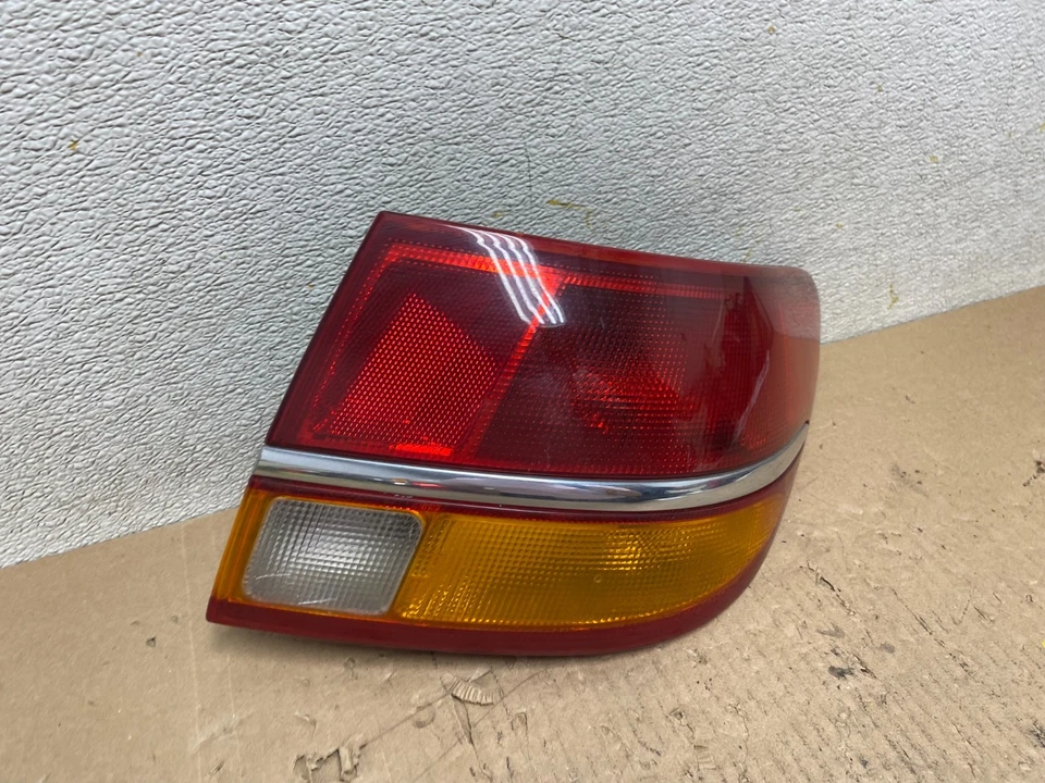 2000 至 2003 年土星 L L200 右乘客右手侧尾灯轿车 R8325 DW — 第 3/4 张图片